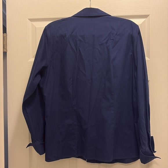 It's a long sleeve woman blouse in excellent condition. Navy blue - Picture 2 of 4